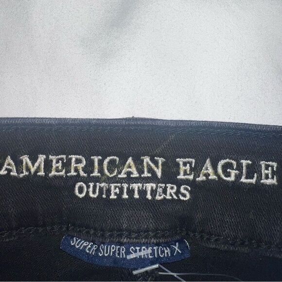 AMERICAN EAGLE BLACK DENIM SHORTS WITH EMBROIDERED DESIGN- size 6 NWT - Picture 5 of 6